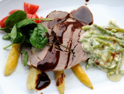 Lammstek med vitlök, rosmarin, rödvinssky, rostad potatis och gratinerade bönor Lammstek med vitlök, rosmarin, rödvinssky, rostad potatis och gratinerade bönor
